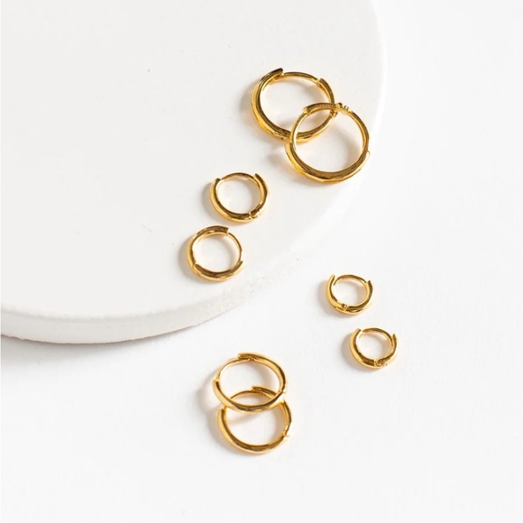 Vici | One Pair Ellie Gold Plated Hypoallergenic Hoop Hug Earrings NWOT - Picture 4 of 4